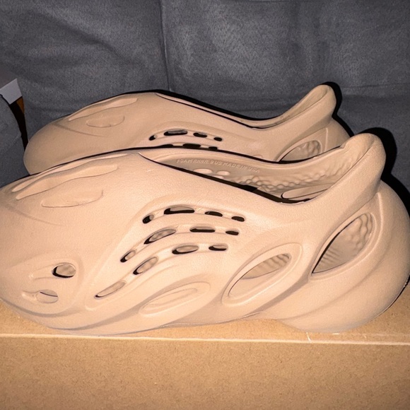 Yeezy Foam Runner - Picture 2 of 7